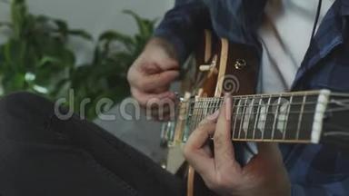 音乐家用电吉他演奏摇滚<strong>民谣</strong>，在家练习现场概念